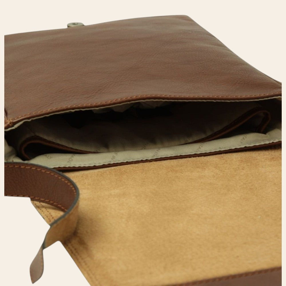 Interno della borsa in pelle marrone con fodera beige e patta aperta