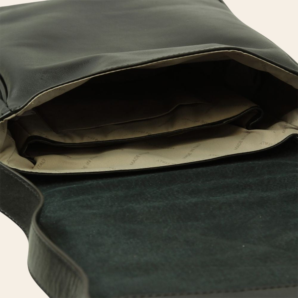 Borsa a tracolla in pelle nera con interno chiaro e cuciture visibili