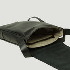 Borsa a tracolla in pelle nera con apertura superiore e interno chiaro