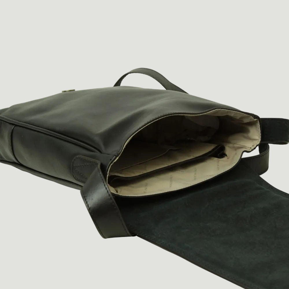 Borsa a tracolla in pelle nera con apertura superiore e interno chiaro
