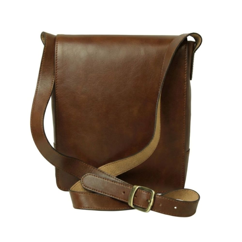 Borsa a tracolla in pelle color castagna con patta e tracolla regolabile con fibbia