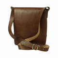 Borsa a tracolla in pelle color castagna con patta e tracolla regolabile con fibbia