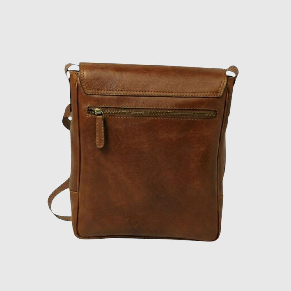 Borsa in pelle marrone con patta e cinghia, tasca con zip frontale