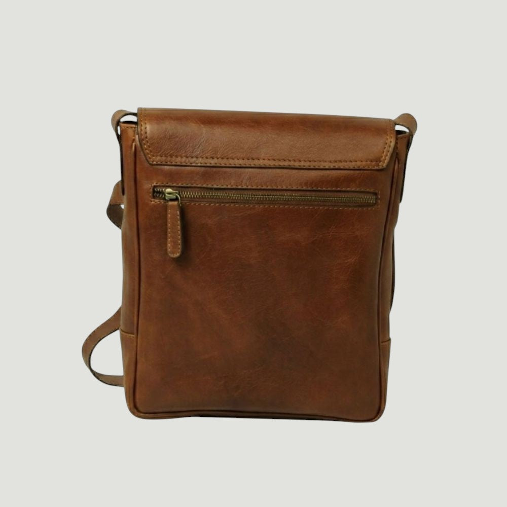 Borsa in pelle marrone con patta e cinghia, tasca con zip frontale