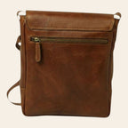 Borsa quadrata in pelle marrone con patta, tasca con zip e tracolla