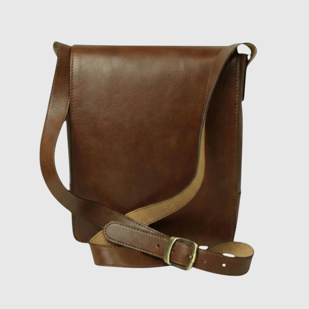 Borsa in pelle marrone con tracolla, patta frontale e fibbia in metallo