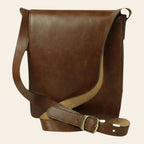 Borsa a tracolla in pelle di vitello marrone con patta e fibbia frontale