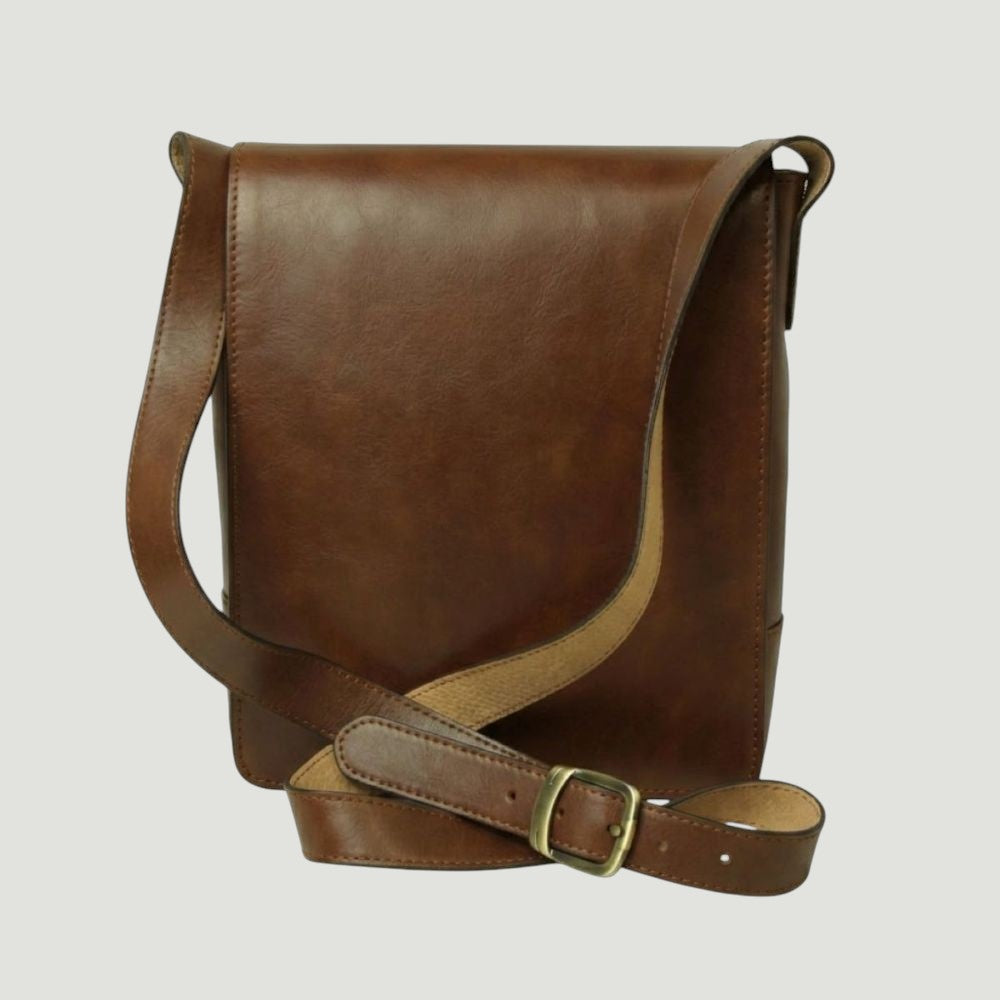 Borsa in pelle marrone con tracolla, patta frontale e fibbia in metallo