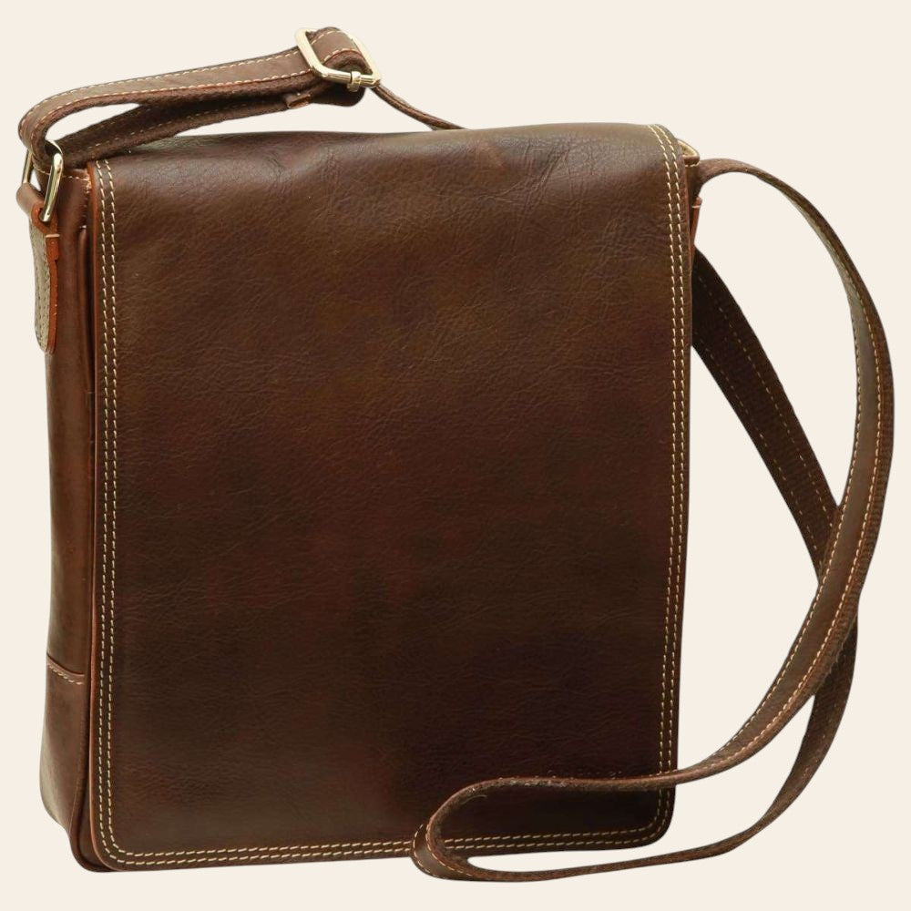 Borsa a tracolla in pelle marrone scuro con patta e scomparto per iPad