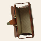 Borsa da medico in pelle marrone, vista laterale con tracolla e interno beige.