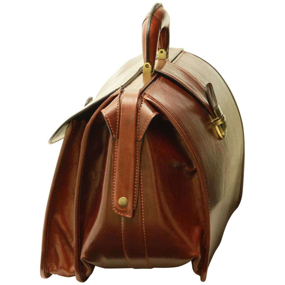 Borsa da medico in pelle marrone con tracolla laterale e tasca esterna con bottone.