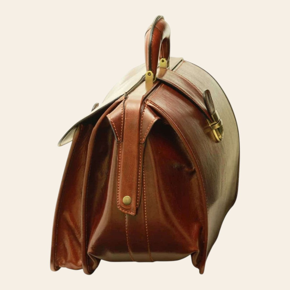 Borsa da medico in pelle marrone con tracolla laterale e tasca esterna con bottone.