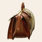 Borsa da medico in pelle marrone con tracolla laterale e tasca esterna con bottone.