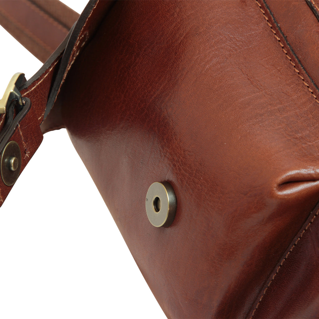 Zaino in pelle con 3 tasche frontali. Marrone