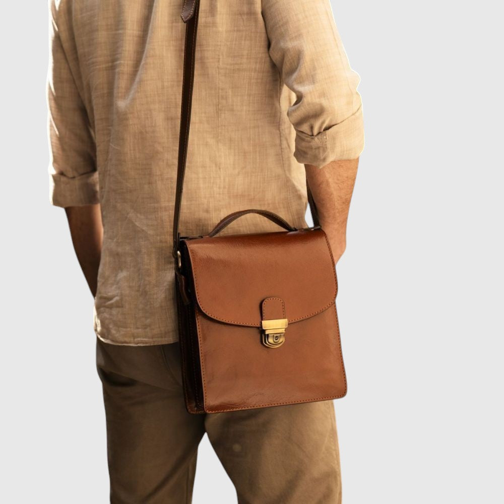 Sacoche bandoulière marron en cuir fait main pour homme. Marron