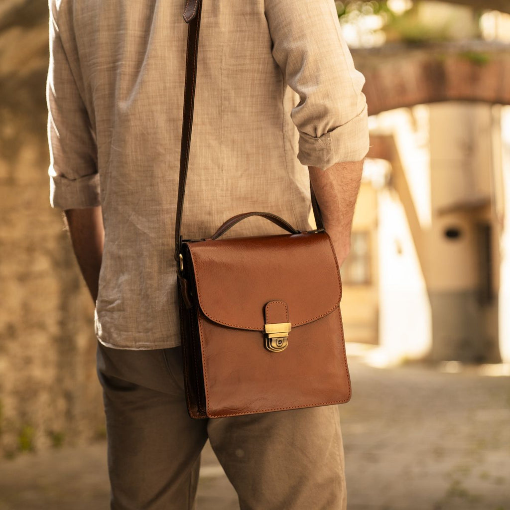 Borsa a tracolla in pelle color marrone con patta e clip frontale
