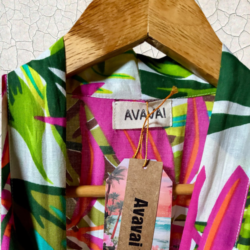 Kimono da spiaggia in cotone con etichetta, colori vivaci e design tropicale, ideale per le giornate al mare.