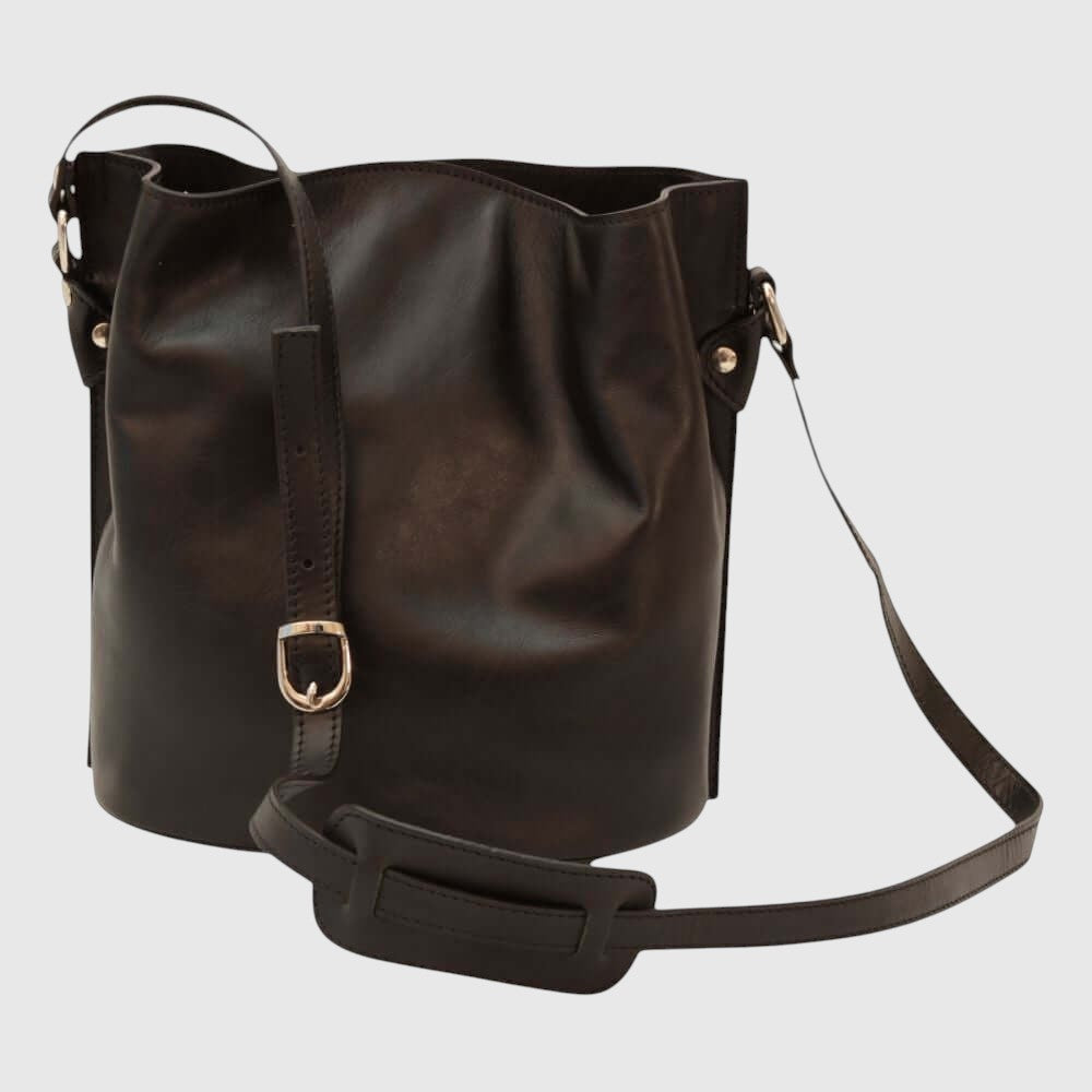 Borsa a tracolla in pelle nera con tracolla regolabile e anello metallico centrale
