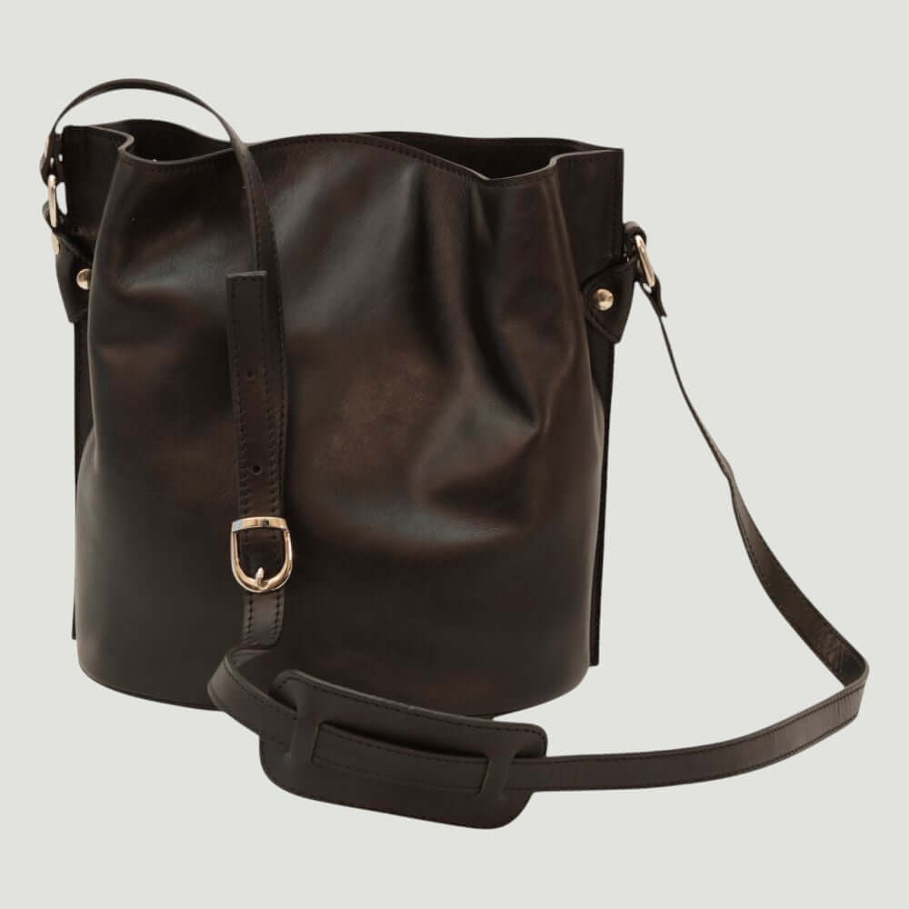 Borsa a tracolla in pelle nera con tracolla regolabile e anello metallico centrale