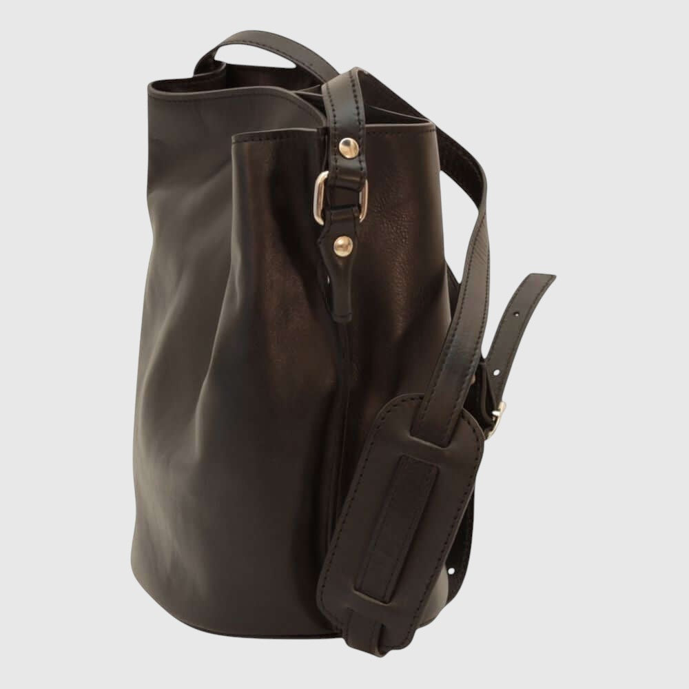 Borsa a tracolla in pelle nera con patta e fibbie a scatto sul davanti