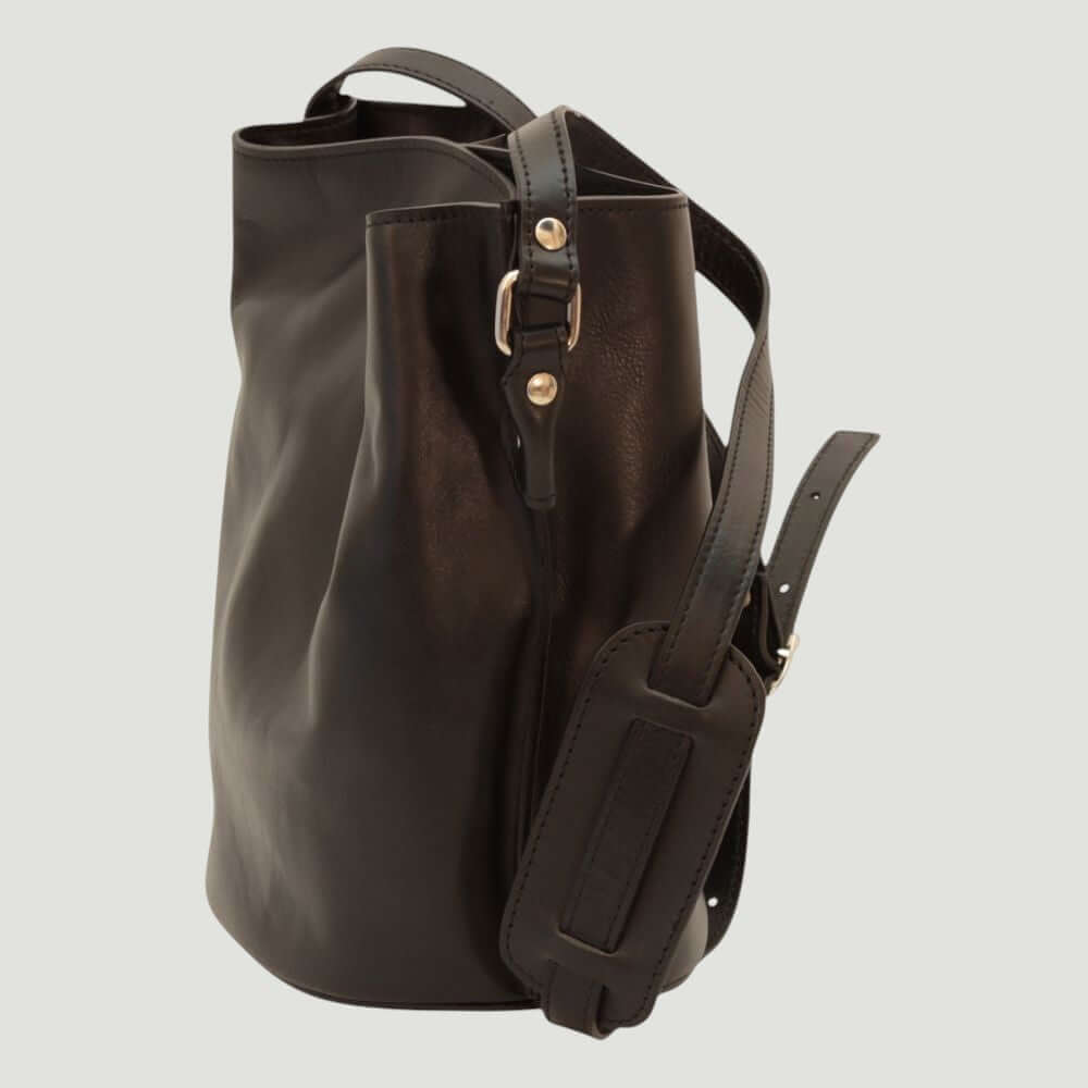 Borsa a tracolla in pelle nera con patta e fibbie a scatto sul davanti