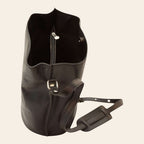 Borsa a secchiello in pelle nera con zip frontale, fibbia e tracolla larga