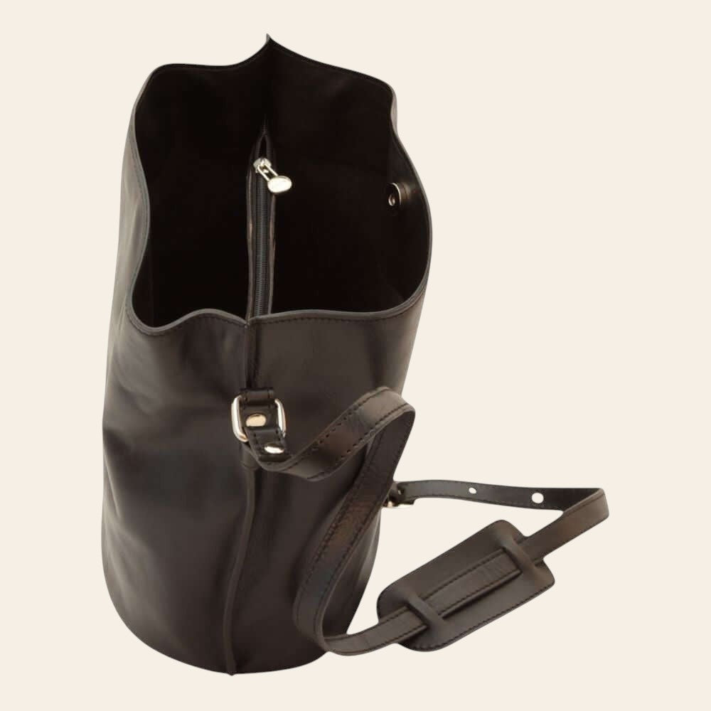 Borsa a secchiello in pelle nera con zip frontale, fibbia e tracolla larga