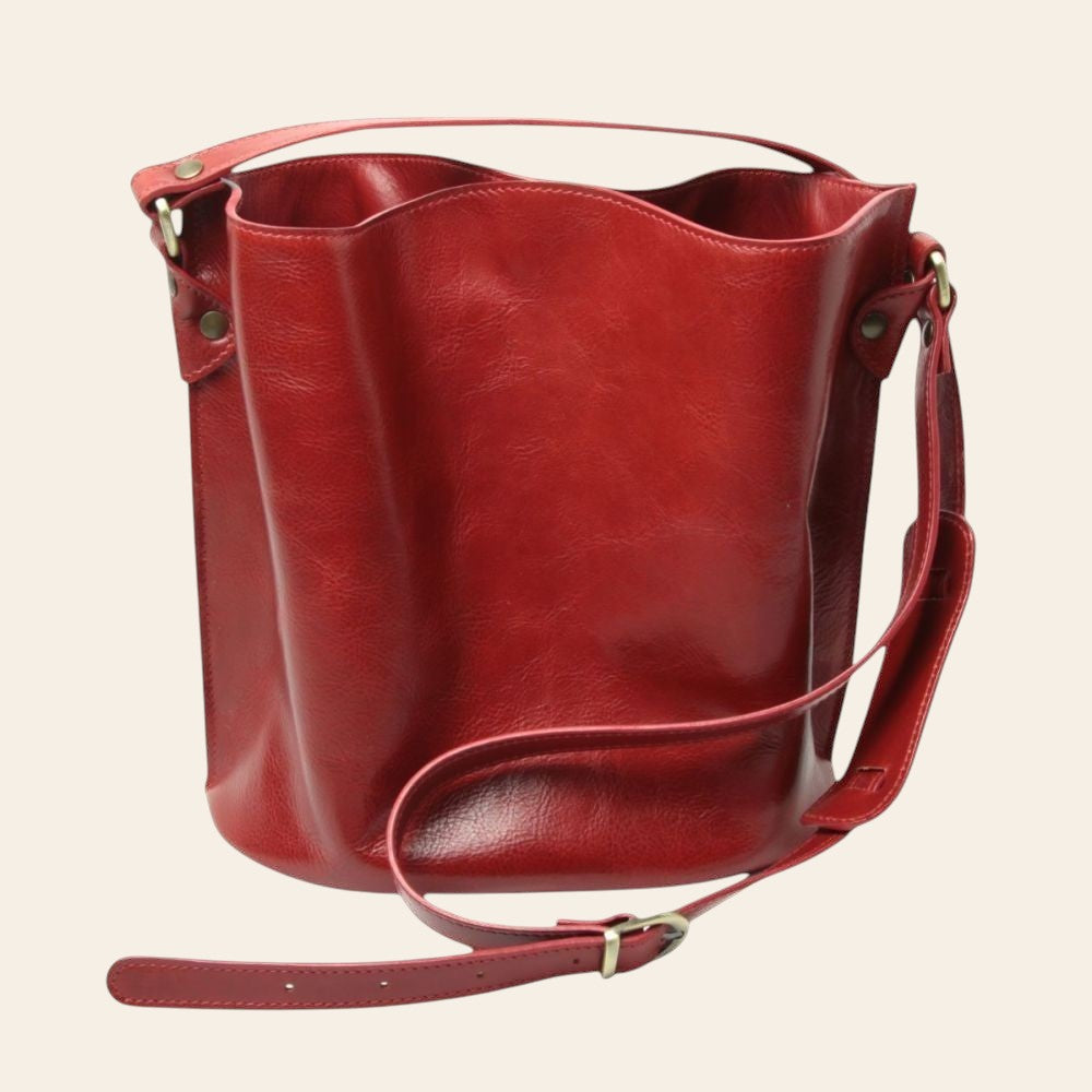 Secchiello in pelle rossa con tracolla in cuoio e fibbie metalliche dorate