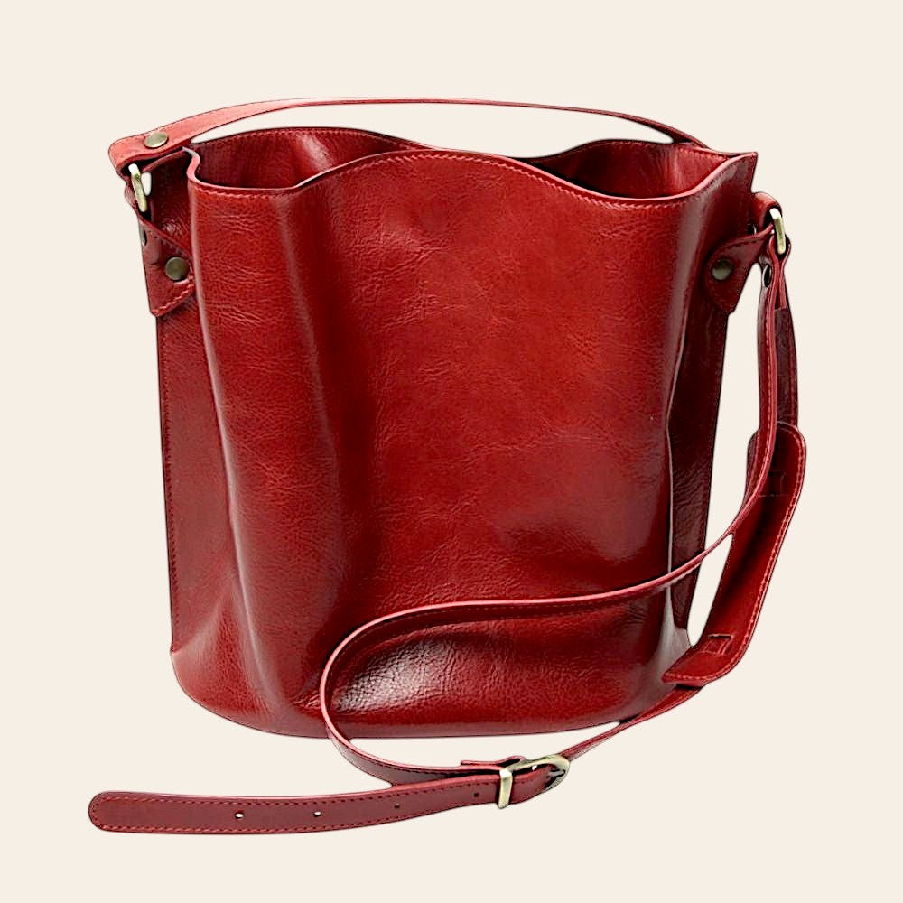 Secchiello in pelle rossa con tracolla in cuoio e fibbie metalliche dorate