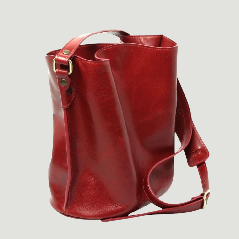 Borsa a tracolla in pelle rossa con chiusura a cintura e tracolla regolabile