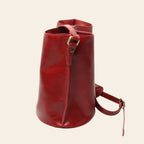 Borsa a tracolla rossa in pelle con fibbia dorata e cinturino laterale