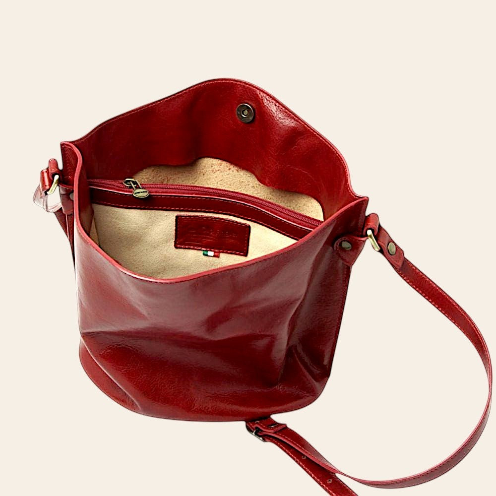 Borsa secchiello rossa aperta, interno beige e tasca interna con etichetta