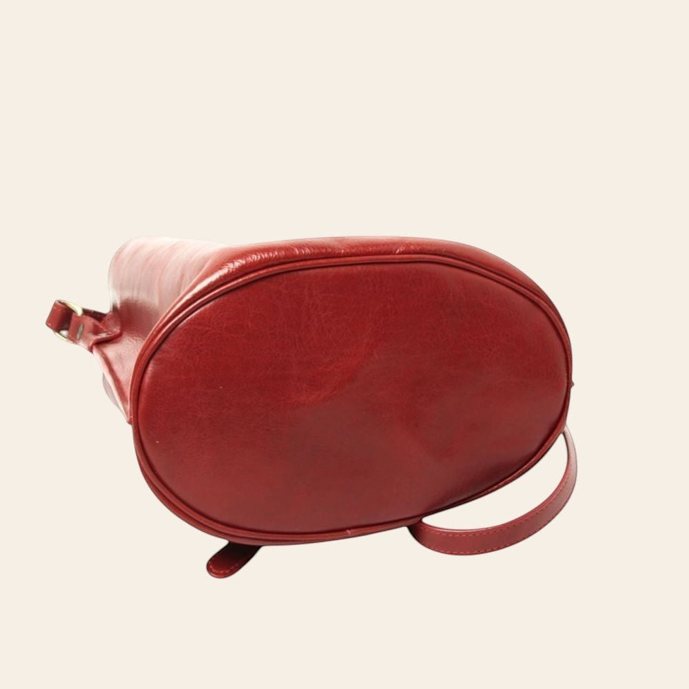 Borsa rotonda in pelle rossa con tracolla e chiusura in alto