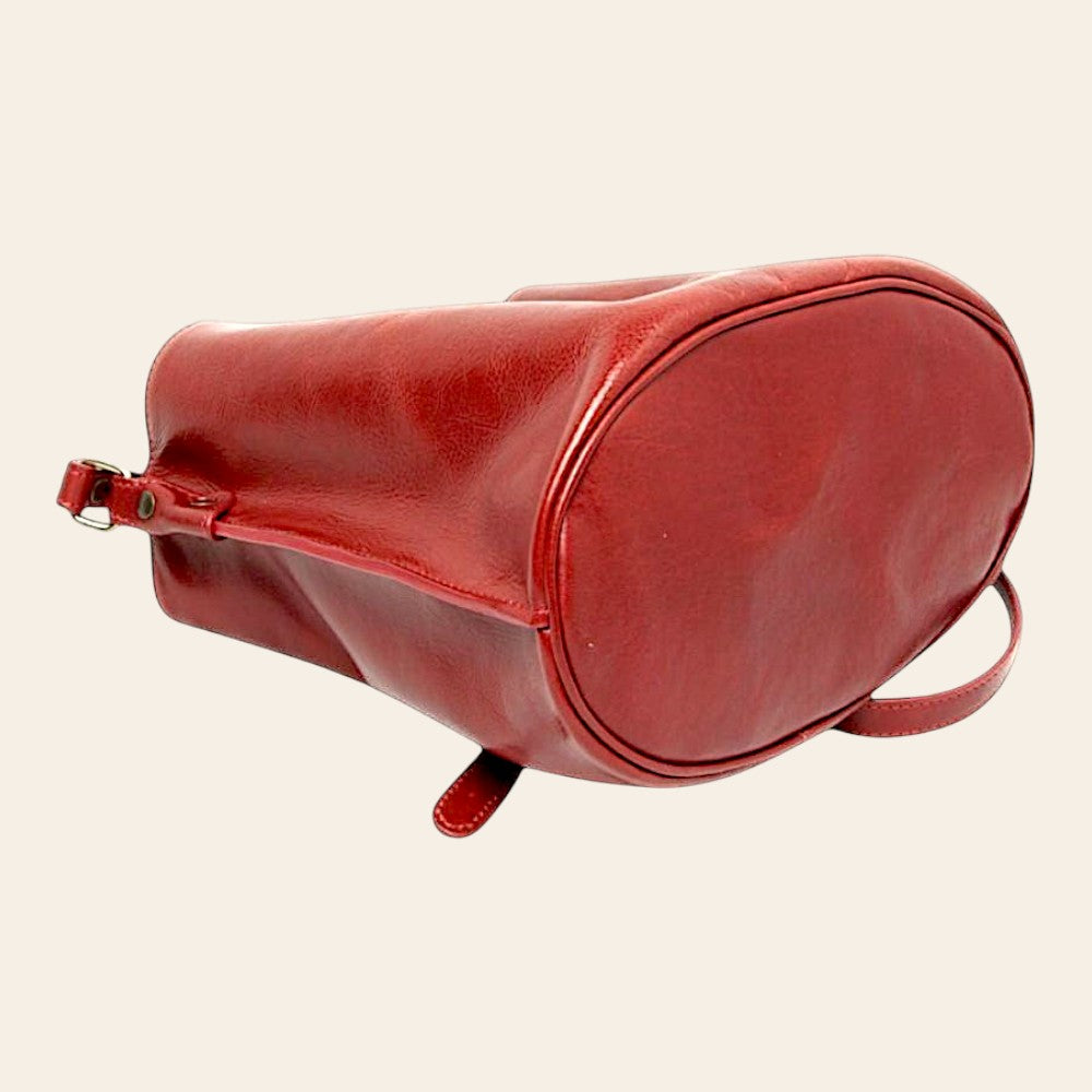 Borsa rossa in pelle sagomata con tracolla e passante laterale