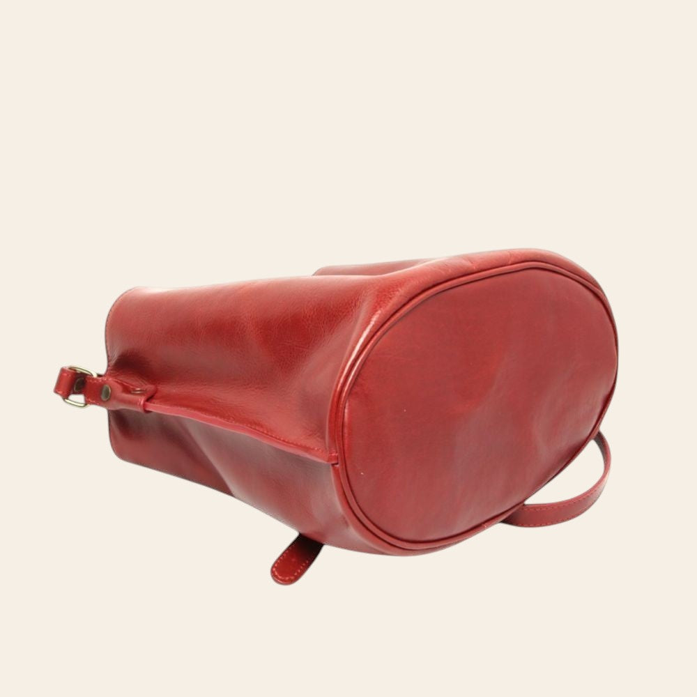 Borsa rossa in pelle sagomata con tracolla e passante laterale