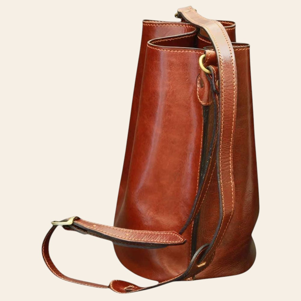 Borsa a tracolla in pelle marrone con fibbia e tasca laterale, vista di lato