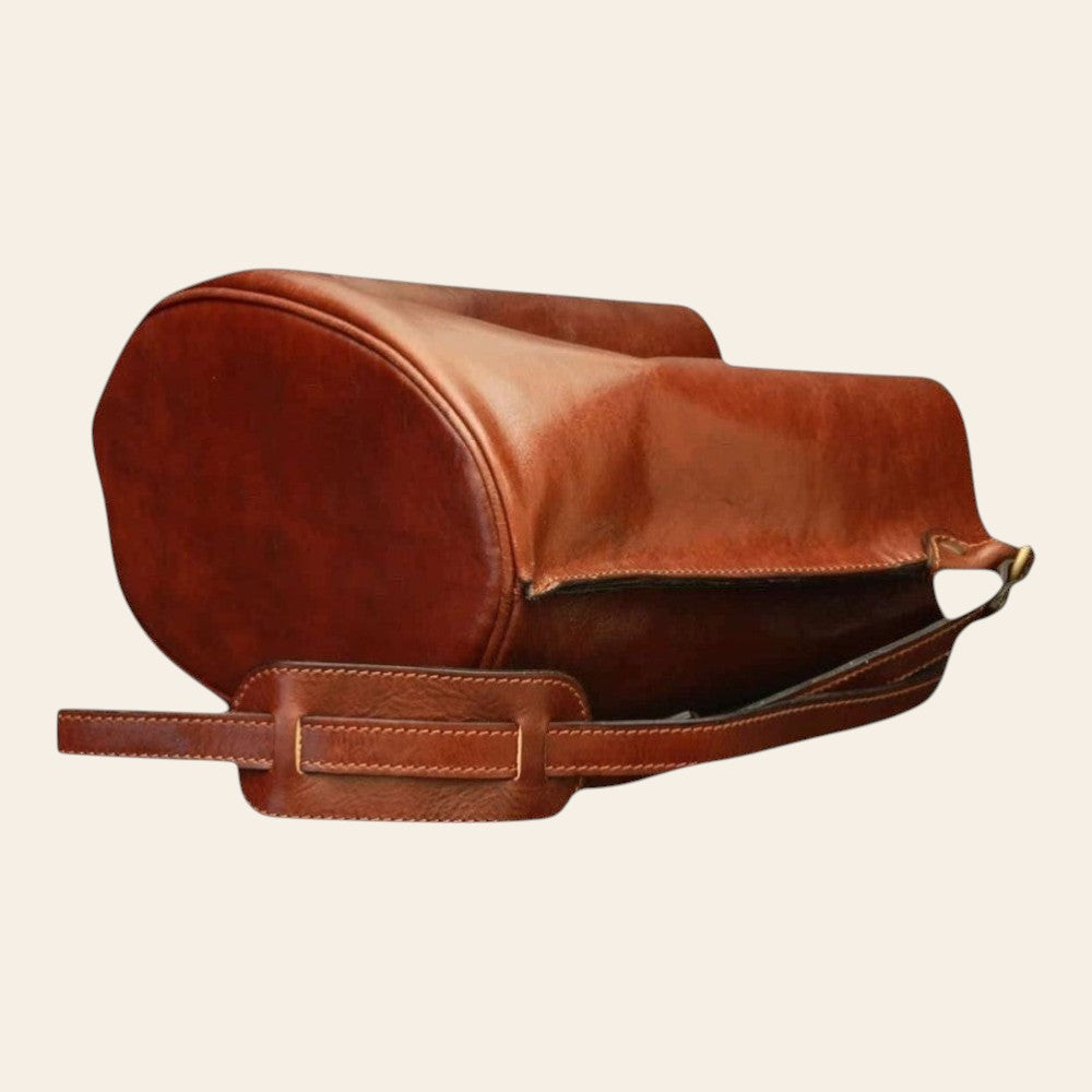 Borsa a tracolla in pelle marrone con patta imbottita e tracolla regolabile