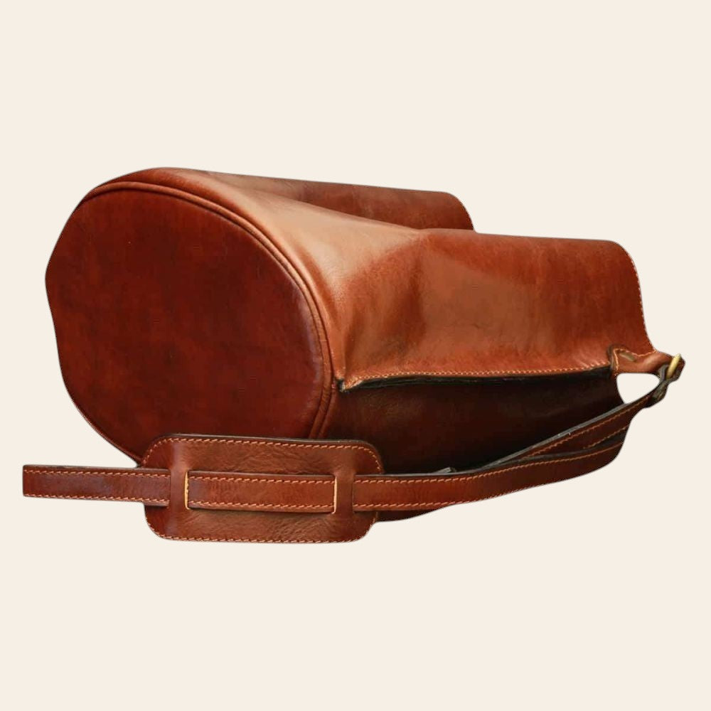 Borsa a tracolla in pelle marrone con patta imbottita e tracolla regolabile
