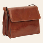 Borsa a tracolla in vitello pieno fiore marrone con patta frontale e fibbia.