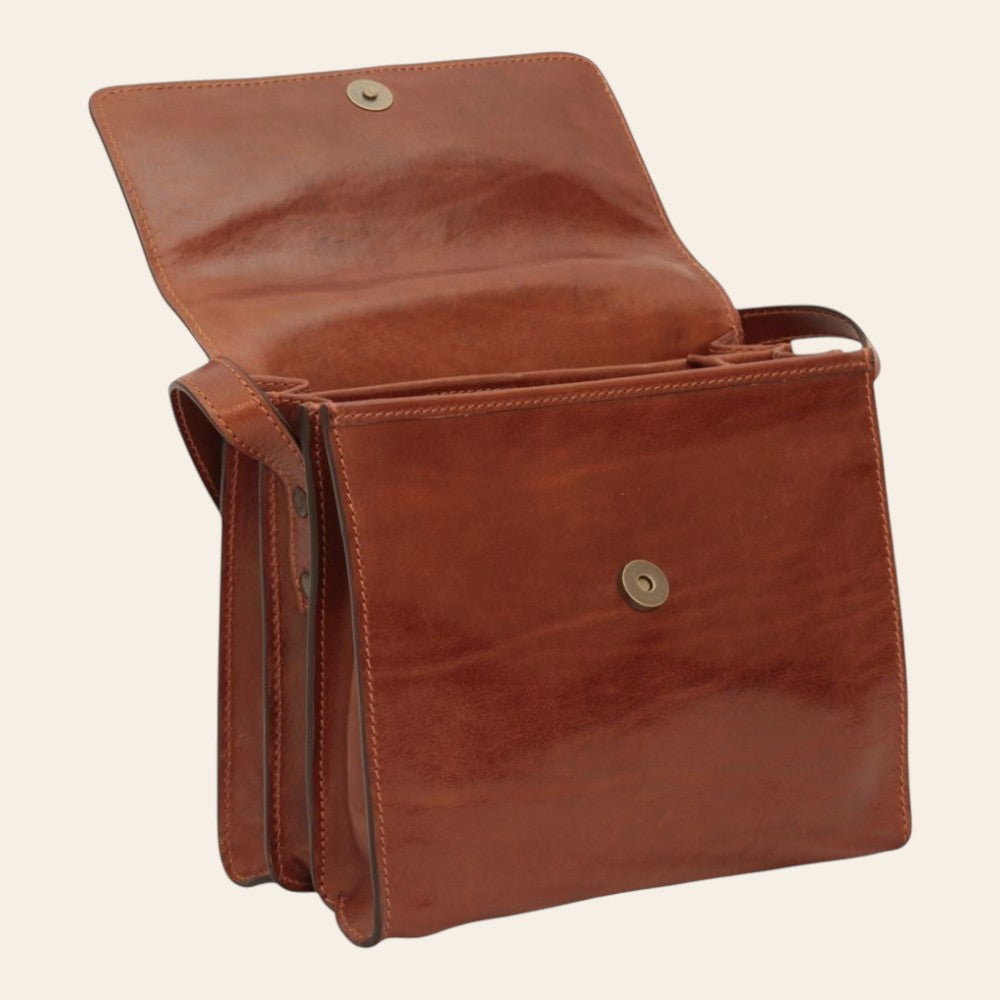 Borsa a tracolla marrone in vitello pieno fiore con patta apribile e bottoni a pressione.