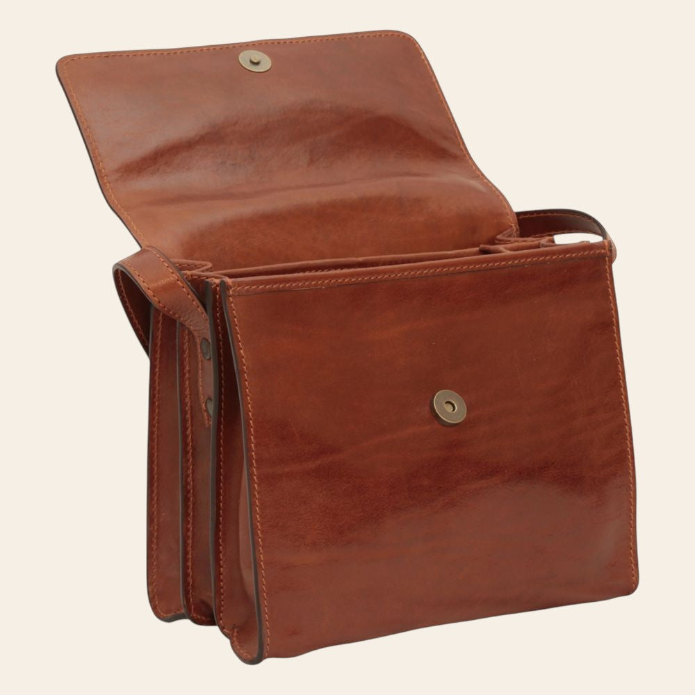 Borsa a tracolla marrone in vitello pieno fiore con patta apribile e bottoni a pressione.