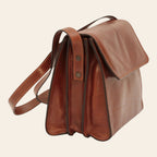 Borsa a tracolla in vitello pieno fiore marrone con patta e tasche laterali esterne.