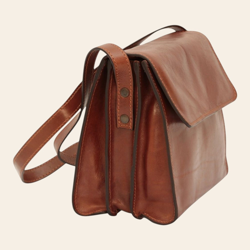 Borsa a tracolla in vitello pieno fiore marrone con patta e tasche laterali esterne.