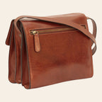 Borsa a tracolla in vitello pieno fiore marrone con zip frontale e tracolla.