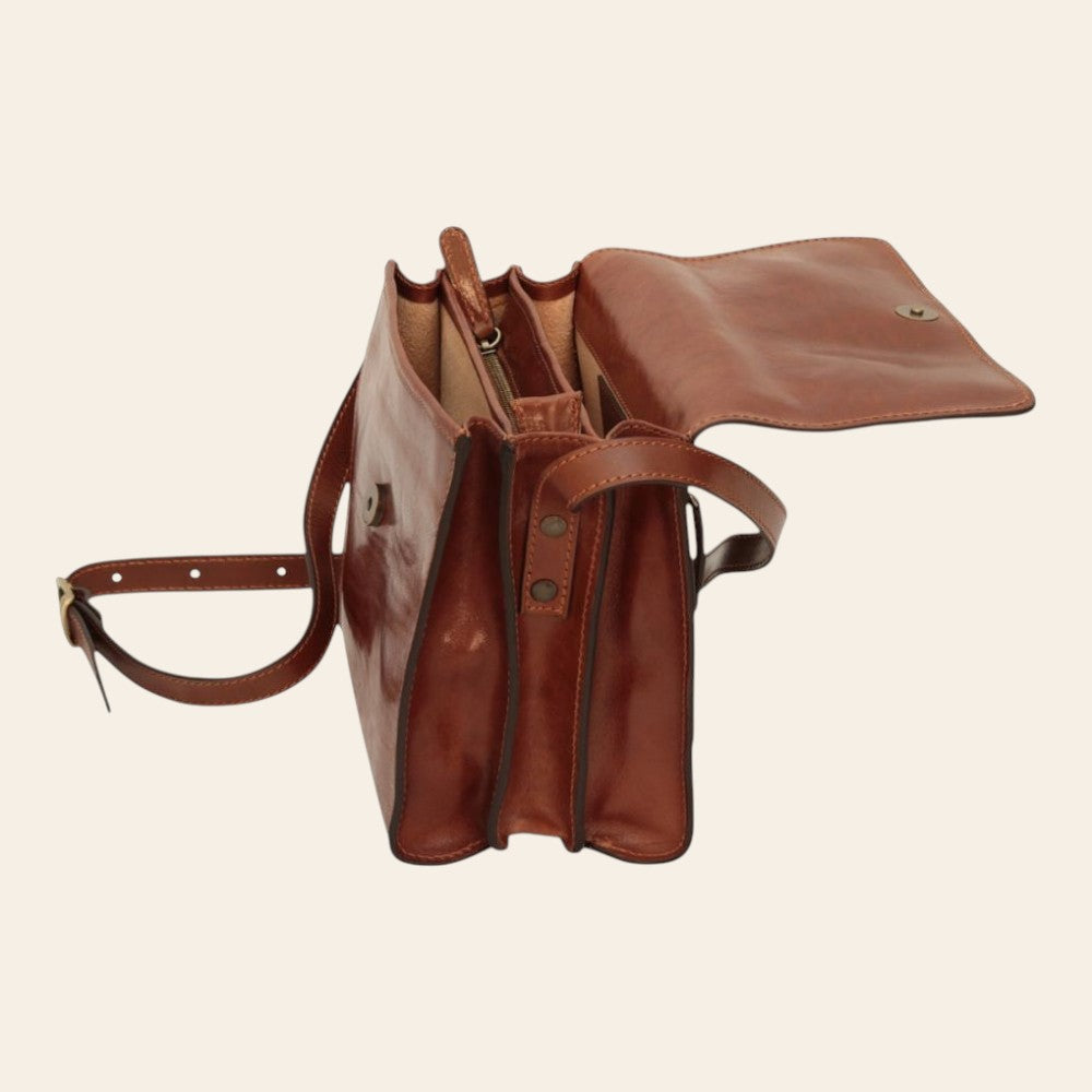 Borsa a tracolla marrone in vitello pieno fiore, tracolle regolabili e chiusura superiore.