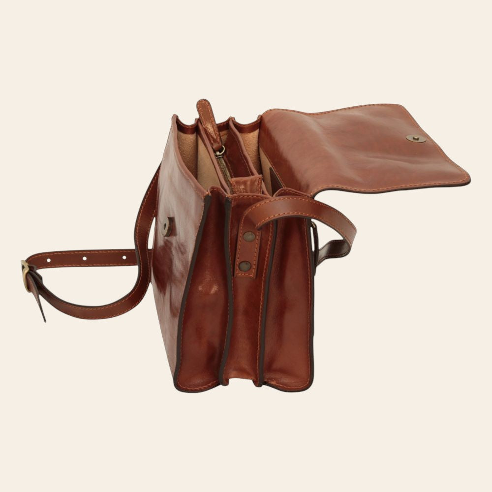 Borsa a tracolla marrone in vitello pieno fiore, tracolle regolabili e chiusura superiore.