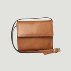 Borsa a tracolla in vitello pieno fiore color cuoio con patta e chiusura fibbia