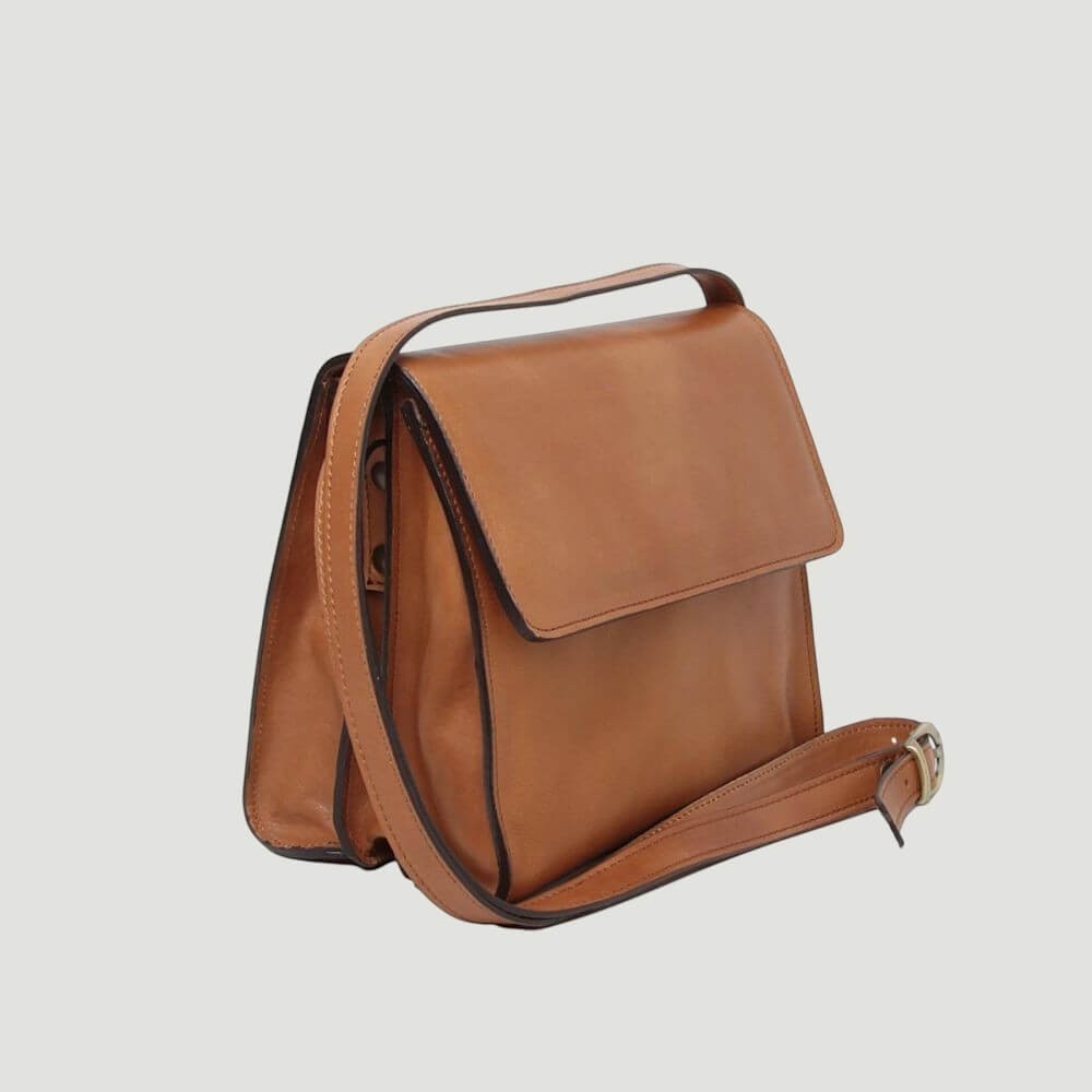 Borsa a tracolla in pelle color cuoio, patta superiore e tracolla a spalla
