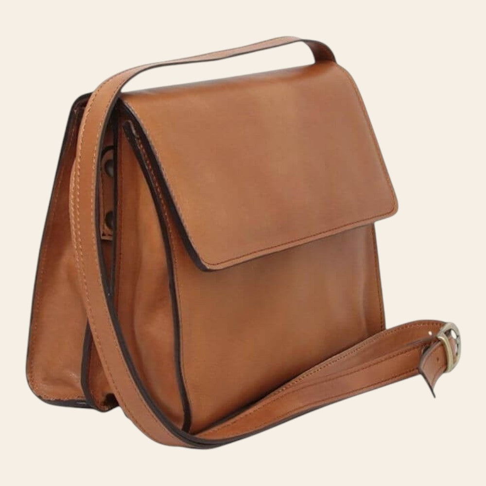 Borsa a tracolla in vitello cognac vista 3/4 con fibbia sulla cinghia e patta