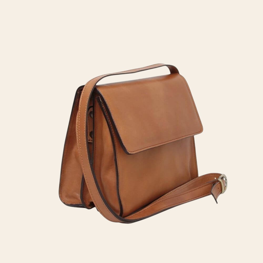 Borsa a tracolla in vitello cognac vista 3/4 con fibbia sulla cinghia e patta